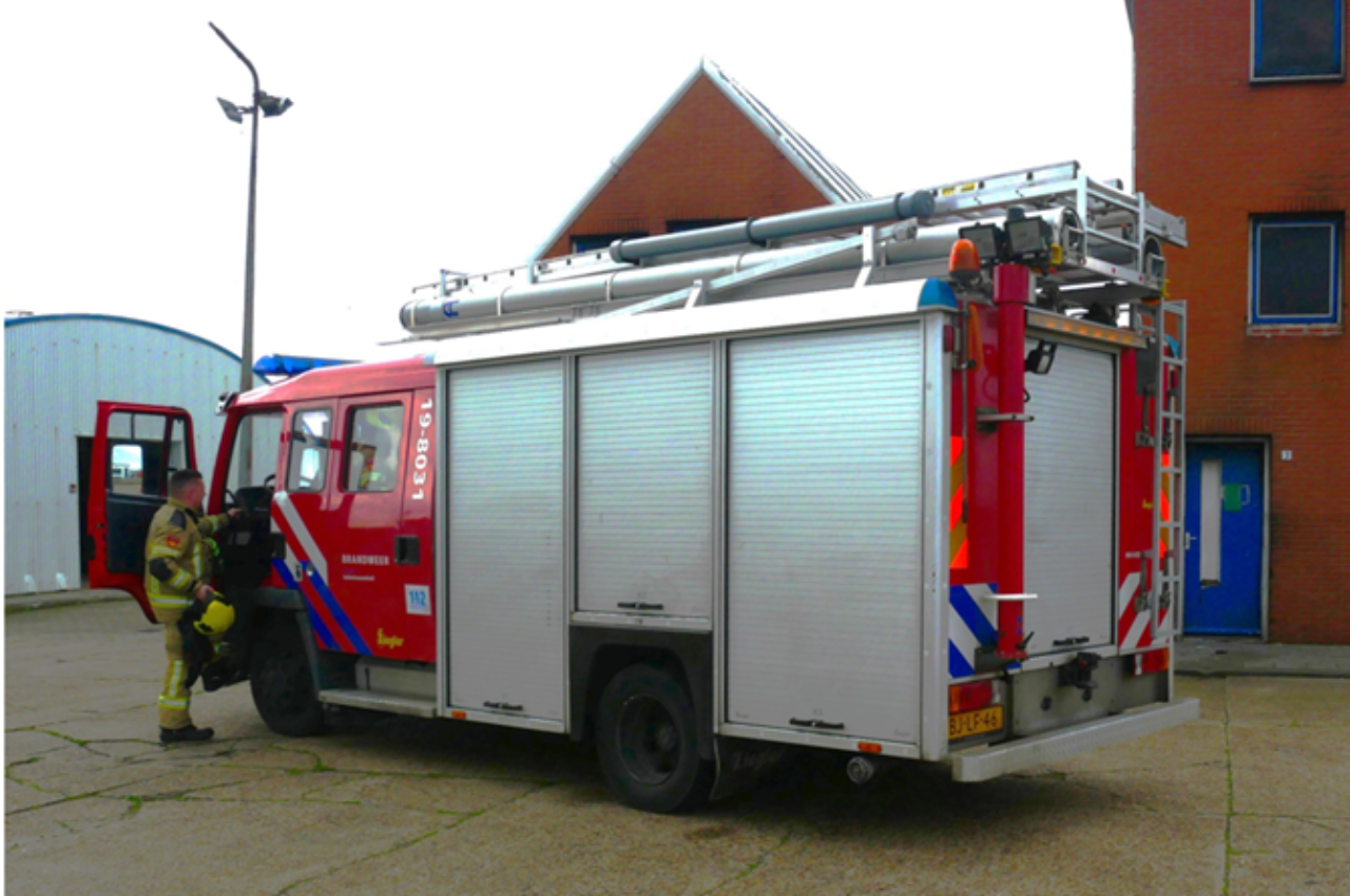 Een brandchauffeur stap in een brandweervoertuig