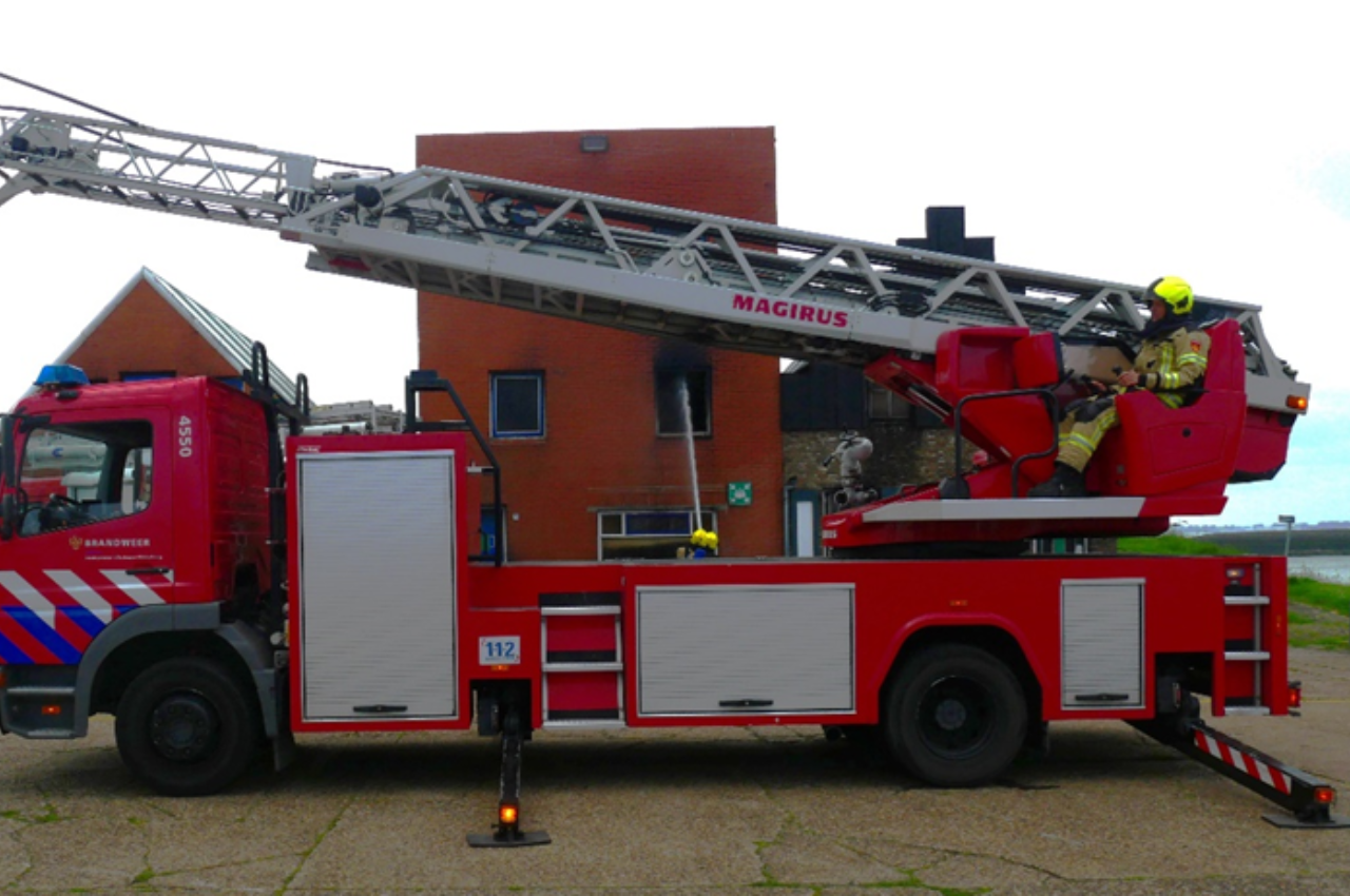 Een brandweervrijwilliger bedient het reddingsvoertuig van brandweer Zeeland