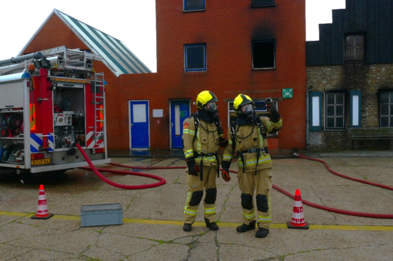Brandweerverkenners verkennen de omgeving van de brand of incident