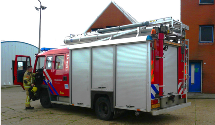 Een brandchauffeur stap in een brandweervoertuig