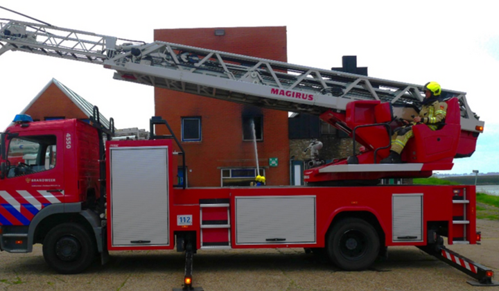 Een brandweervrijwilliger bedient het reddingsvoertuig van brandweer Zeeland
