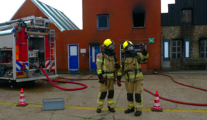Brandweerverkenners verkennen de omgeving van de brand of incident
