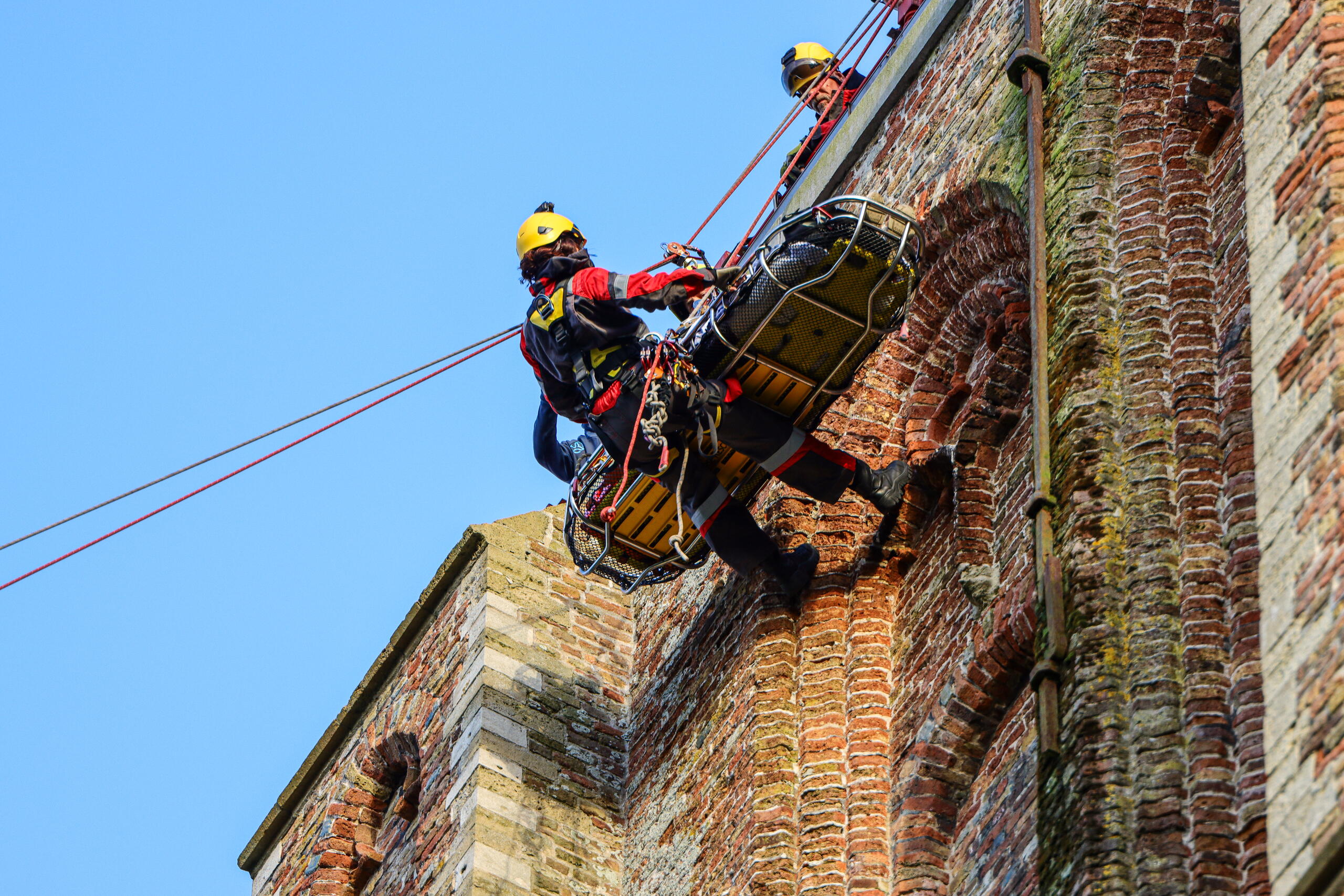 Westkapelle kerk lid Rope REscue Zeeland daalt af