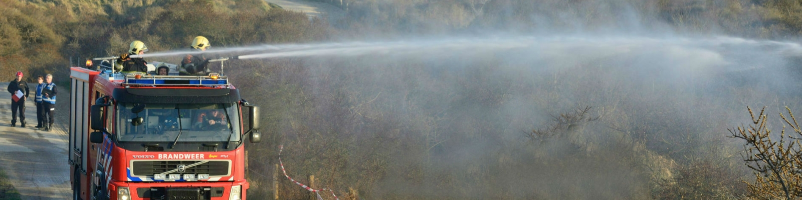 Brandweer bij duinbrand