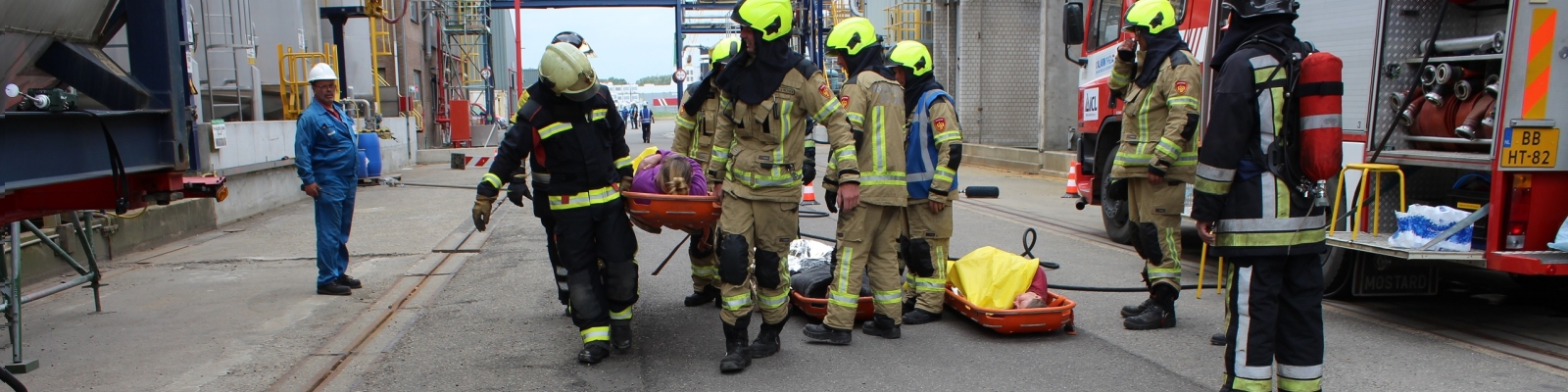 Brandweer met brancard
